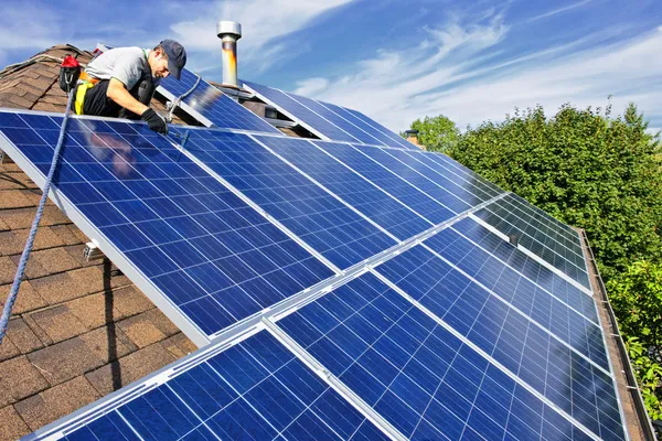 Panneaux photovoltaïques sur une toiture